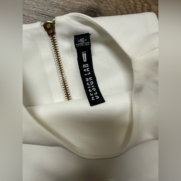 White crop top with floral lace cutout and zipper closure by Design Lab - Picture 3 of 3